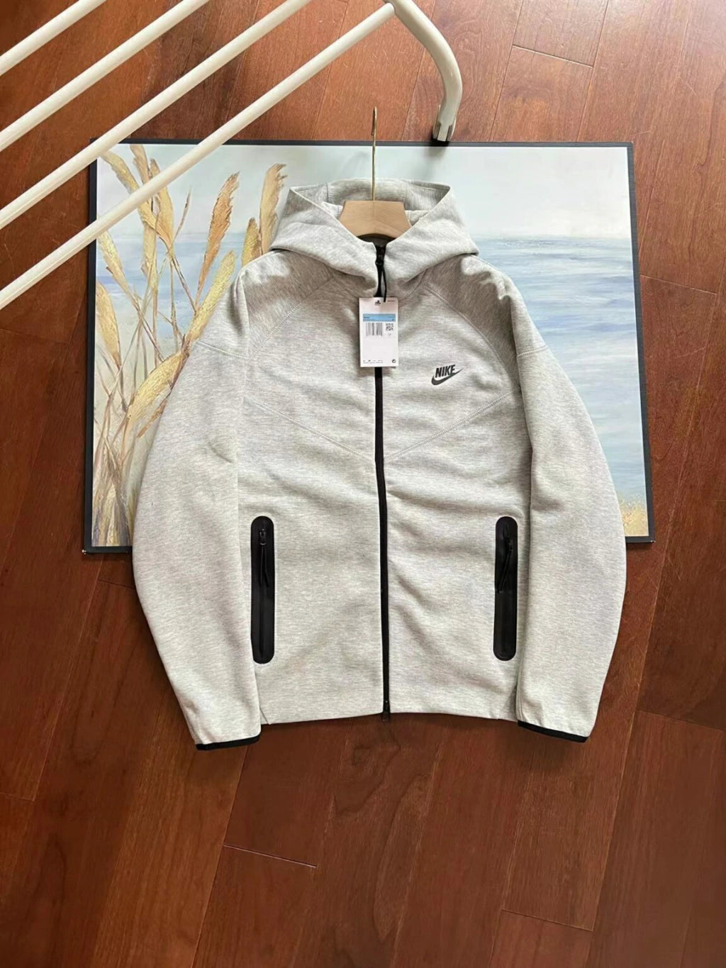 Nike Tech Fleece Windrunner ⚫️⚪️ (IM) parte de cima.